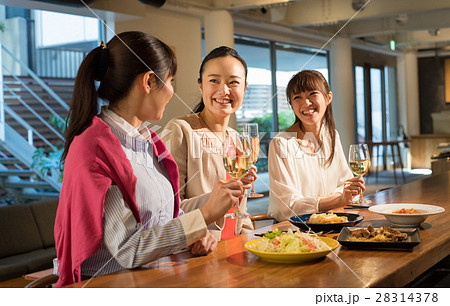 女子会 パーティー 乾杯 イメージの写真素材