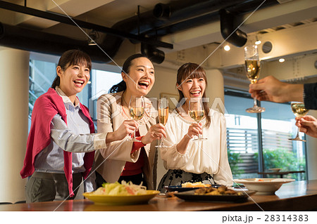 乾杯 パーティー 若者 イメージ 乾杯 パーティー 若者 イメージ 28314383