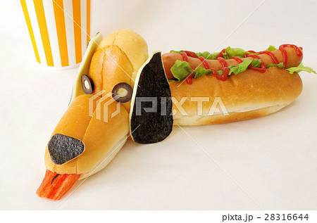 犬の形のホットドッグの写真素材