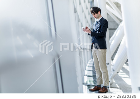 スマホを見る男性 スマホを見る男性 28320339