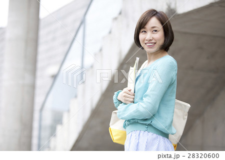 本を持つ笑顔の女性 28320600