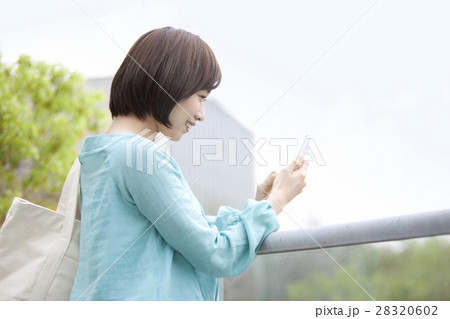 スマートフォンを操作する女性 スマートフォンを操作する女性 28320602