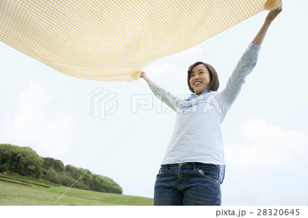 レジャーシートを広げる女性 レジャーシートを広げる女性 28320645