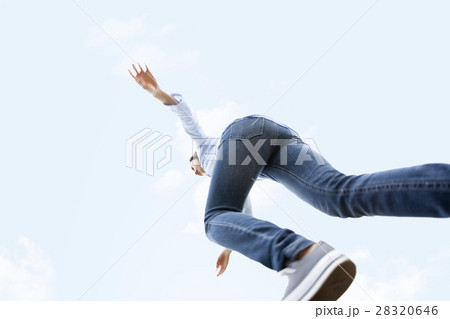 走る女性 28320646