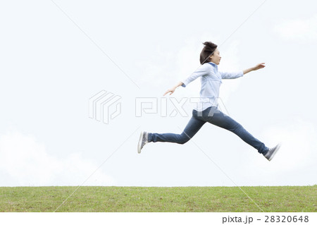 芝生で走る女性 28320648