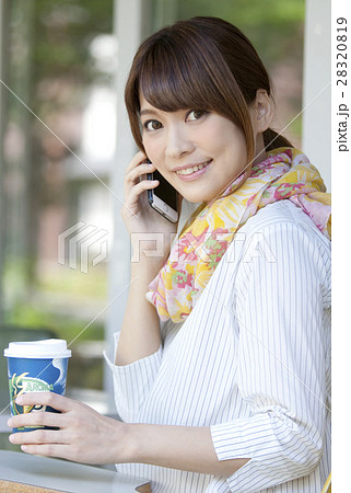 スマートフォンで通話する女性 28320819