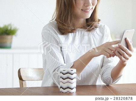 スマートフォンを操作する女性 スマートフォンを操作する女性 28320878