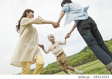 手をつなぐ家族3人の写真素材