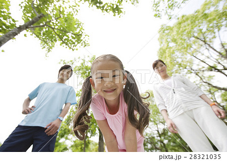 スポーツウエアを着た家族3人の写真素材