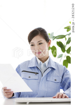作業服の女性 28321240