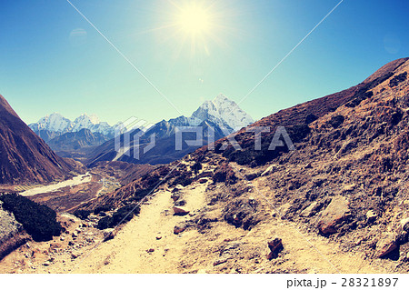 mountain landscape on the way to everest base camp 28321897