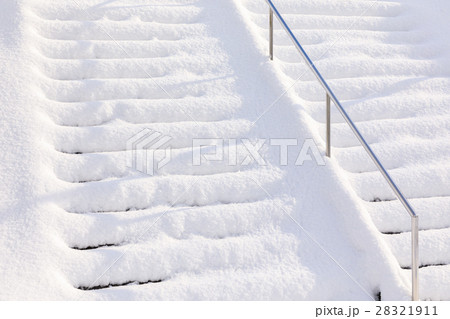 雪の積もった階段 28321911