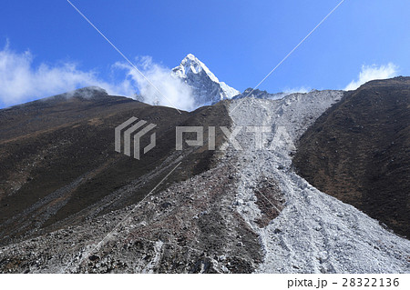 mountain landscape on the way to everest base camp 28322136