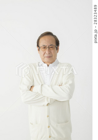 腕組みをして怒るシニア男性 腕組みをして怒るシニア男性 28323489