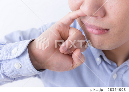 男性　鼻くそ 28324098