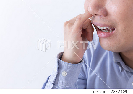 男性　鼻くそ 28324099