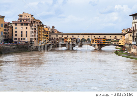 dirty water of Arno and Ponte Vecchio in autumn 28325160