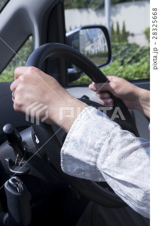 運転中の男性手元 28325668