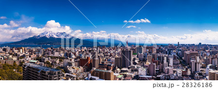 冠雪の桜島と鹿児島市の街並み 28326186