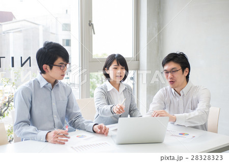 ビジネスシーン ミーティング 28328323