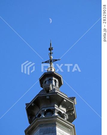 塔に月 28329038