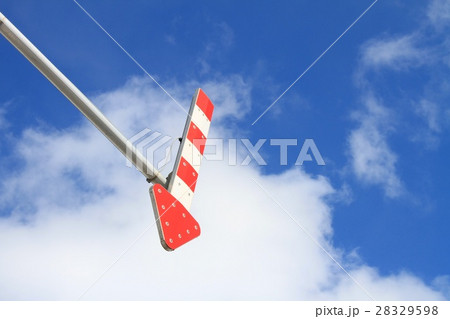 視線誘導標識と青い空 28329598