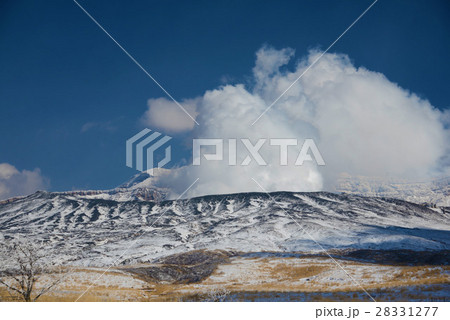 積雪の阿蘇山火口 28331277