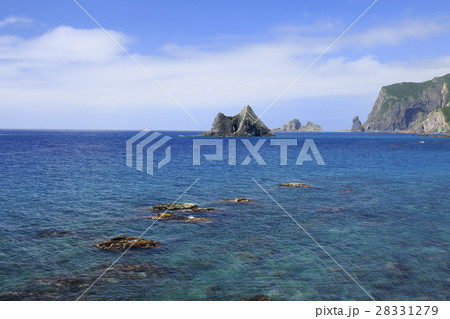 透き通る海と窓岩 28331279