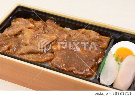 おいしい八丁味噌仕立て豚カルビ重 28331711