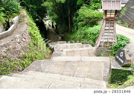 寺院と教会の見える坂「寺院と教会風景」石標 28331846