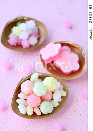 ひな祭り お菓子 ピンクの和紙背景の写真素材