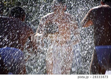 身を清める水垢離（みずこり） 28333873