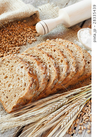 bread slices, rolling pin, grain and rye ears 28335439