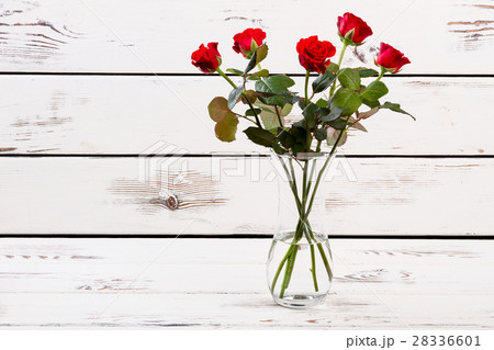 Glass vase with red roses. 28336601