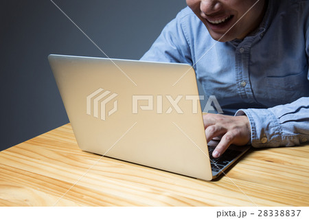男性　パソコン 28338837