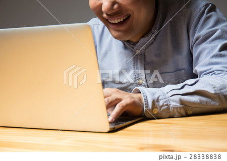 男性　パソコン 28338838