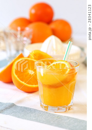 Fresh orange juice 28341123