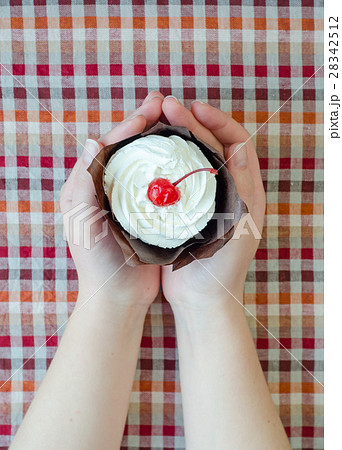 In female hands cottage cheese cake with cherries 28342512