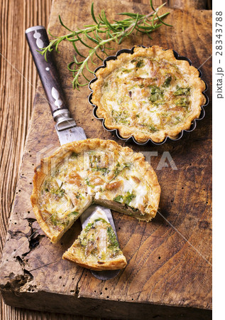 quiche with tuna fish 28343788