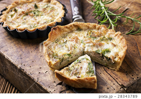 quiche with tuna fish 28343789