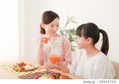 母と娘 食事風景 母と娘 食事風景 28345724