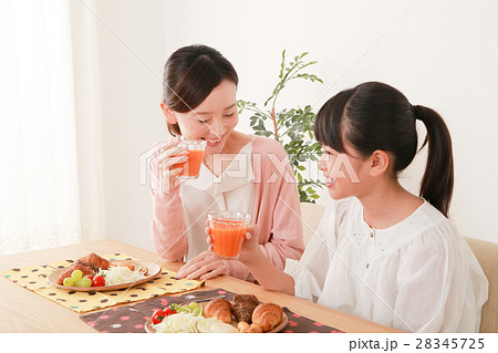 母と娘　食事風景 28345725