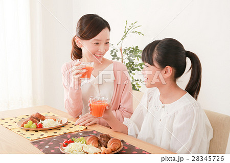 母と娘 食事風景 母と娘 食事風景 28345726