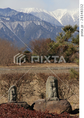 冬枯れの安曇野　水色の時道祖神 28348332