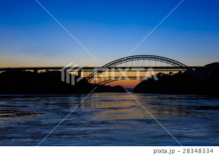 西海橋の夜明け 28348334