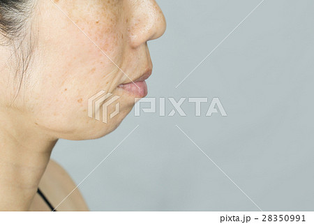 すっぴん  ノーメイク　しみ、そばかす、ほうれい線に悩む中年女性 28350991