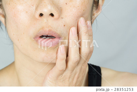 すっぴん ノーメイク しみ そばかす ほうれい線に悩む女性の写真素材