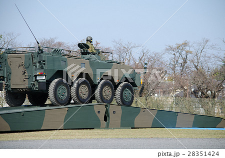 完成した91式戦車橋を渡る「96式装輪装甲車」 28351424