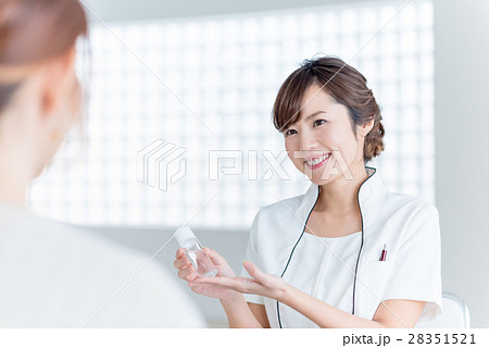 若い女性、化粧品、販売 若い女性、化粧品、販売 28351521