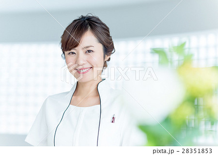 若い女性、エステティシャン、受付、ご案内 28351853